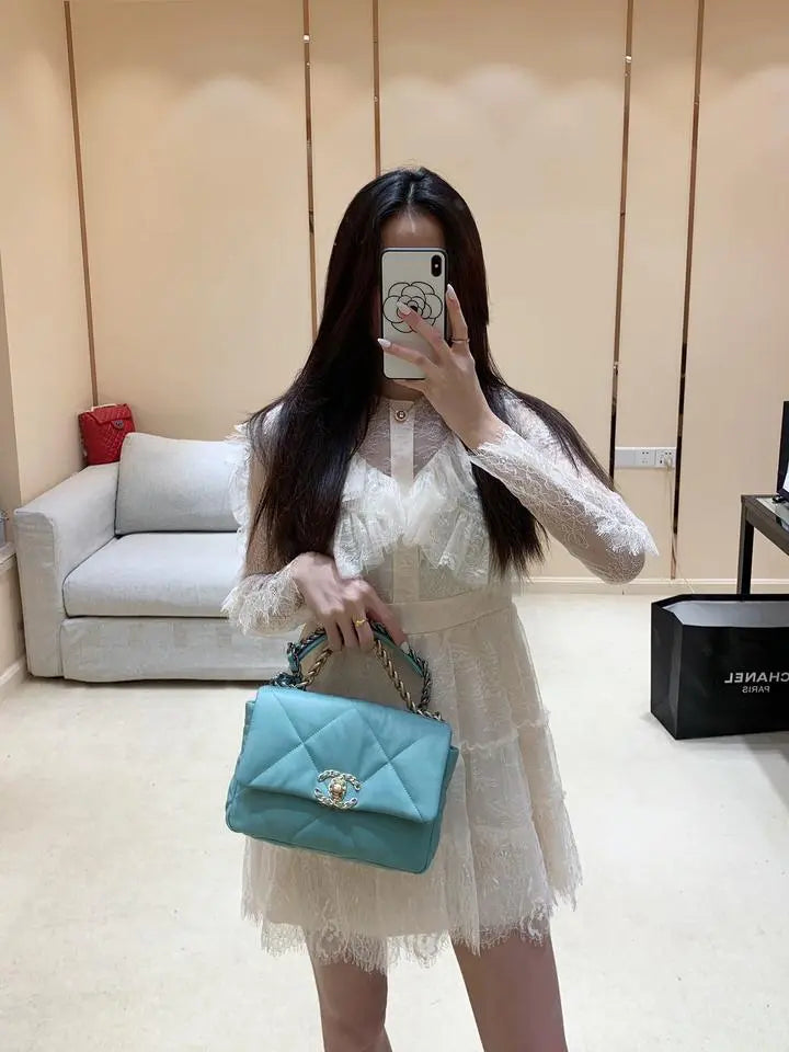 CHANEL - SAC À BANDOULIÈRE - https://treadfitpro.com/